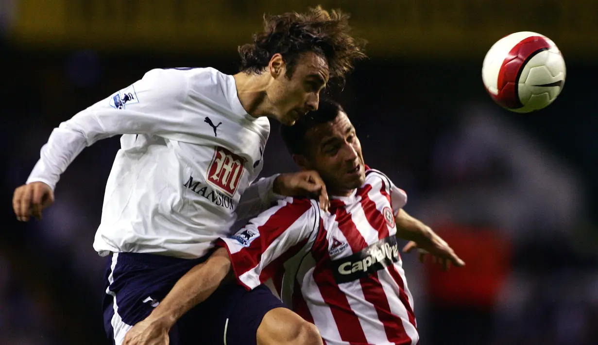 Dimitar Berbatov. Striker asal Bulgaria yang kini berusia 41 tahun dan telah pensiun pada April 2018 bersama Kerala Blasters ini pernah berseragam Tottenham Hotspur selama dua musim mulai 2006/2007 hingga awal musim 2008/2009. Ia didatangkan dari Bayer Leverkusen pada awal musim 2006/2007 dengan nilai transfer 15,7 juta euro atau kini setara Rp246,6 miliar. Ia total bermain dalam 102 laga di semua ajang bersama Spurs dengan torehan 46 gol dan 24 assist. Pada awal musim 2008/2009 setelah sempat 1 kali memperkuat Spurs di Liga Inggris, ia hijrah ke Manchester United. (AFP/Carl De Souza)