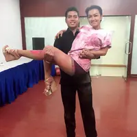 Foto Julia Perez saat digendong oleh Mumu. (via Twitter.com)