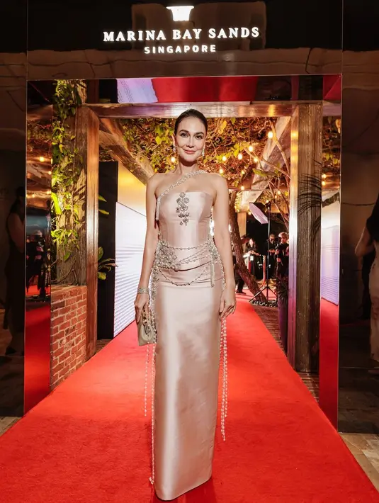 Gaun tersebut dihiasi dengan detail perhiasan indah dari BVLGARI, menambah kesan berkelas pada keseluruhan penampilannya.  [@lunamaya].