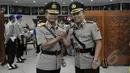 Brigjen Pol Oerip Sobagyo (kanan) melakukan salam komando dengan Kapolda DIY Kombes Pol Erwin Triwanto seusai upacara serah terima jabatan di Mabes Polri, Selasa (17/3/2015). (Liputan6.com/Johan Tallo)