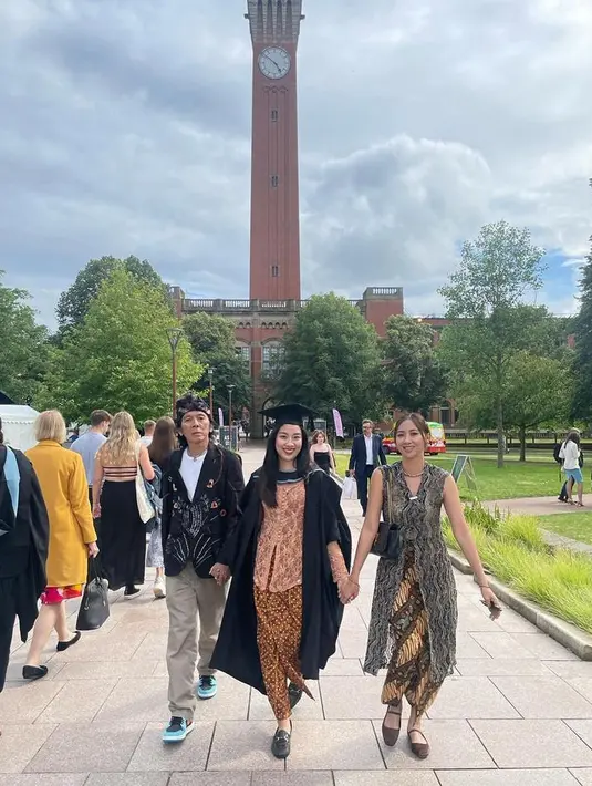 Bimbim dan istri serta anaknya tampak menghadiri acara wisuda putrinya. Mezzaluna tampil anggun mengenakan kebaya dalam acara wisuda. [Instagram/bimbimslank]