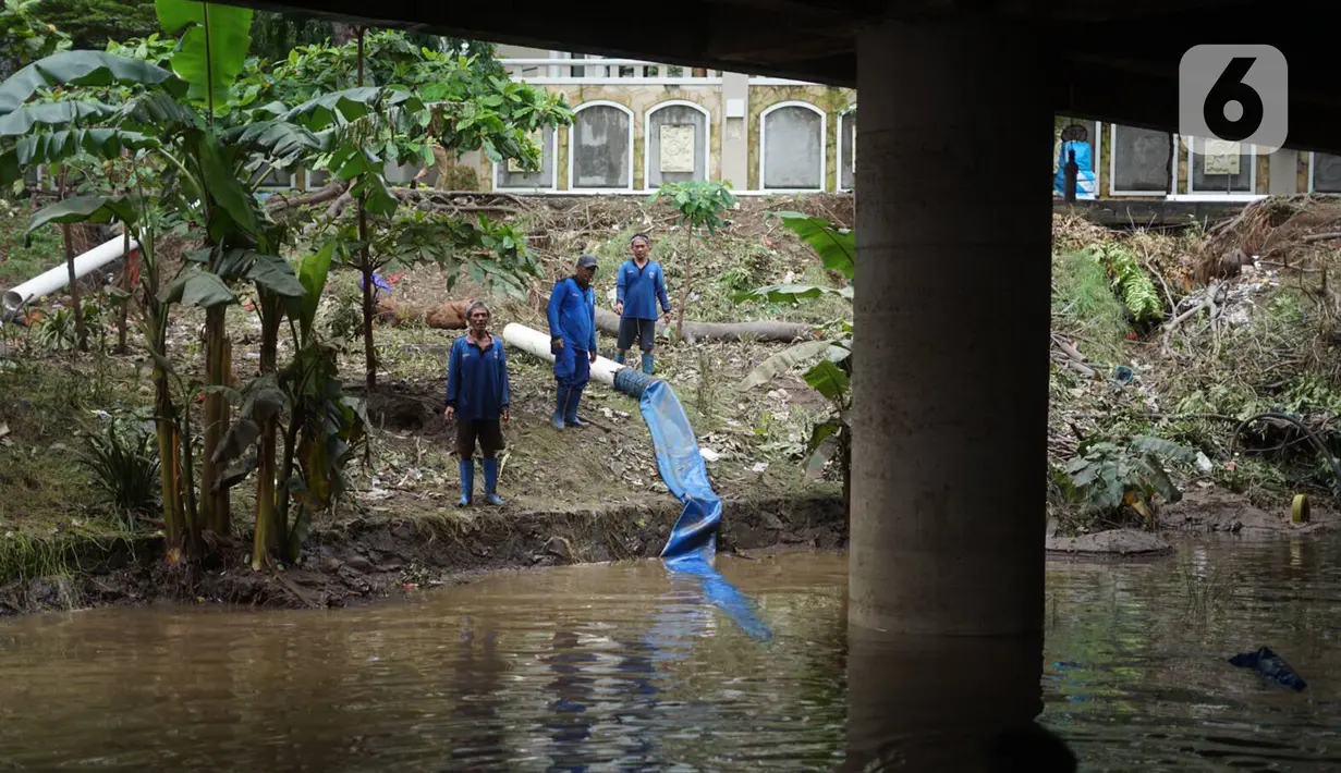 Petugas memasang pompa penyedot air di banjir yang menggenangi underpass Kemayoran, Jakarta, Senin (3/2/2020). Curah hujan tinggi menyebabkan banjir yang menggenangi kawasan tersebut lama surut sehingga menutup arus lalu lintas. (Liputan6.com/Immanuel Antonius)