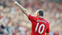 Aksi striker Manchester United, Wayne Rooney ketika berhadapan dengan Manchester City dalam lanjutan Liga Premier di Old Trafford, Manchester, 20 September 2009. AFP PHOTO/ANDREW YATES