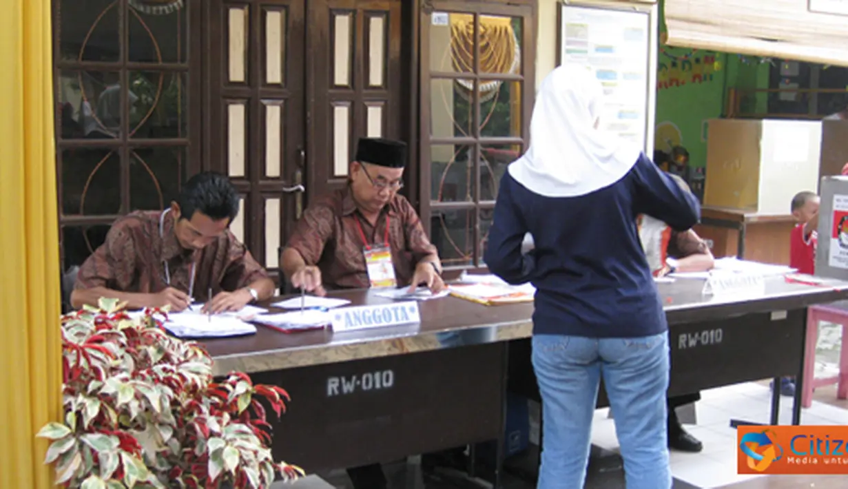 Citizen6, Cibubur: Suasana pemilihan Cagub dan Cawagub DKI Jakarta periode 2012 - 2017 sejak pukul 07.00 WIB pada, Rabu (11/7) di Jalan H. Solihin Rt.009/010 Cibubur, Jakarta Timur berlangsung tertib. (Pengirim: Putu Ayesha)