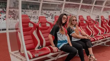 Amanda Gonzales sering ikut ke stadion. Momen ia stadion tour ditemani oleh sang ibunda, Eva. Keduanya tampak dekat dan kompak pakai baju sama. Tak cuma itu, keduanya juga sama-sama berkacamata. (Liputan6.com/IG/gonzalezamanda10)