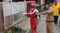 Ketika Personil Power Ranger Ikut Semprotkan Disinfektan di Tangerang (Foto:Liputan6/Pramita Tristiawati)