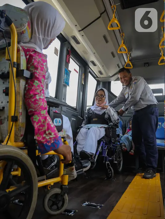 Keberadaan bus sekolah khusus untuk penyandang disabilitas mendapat sambutan positif dari masyarakat. (Liputan6.com/Angga Yuniar)
