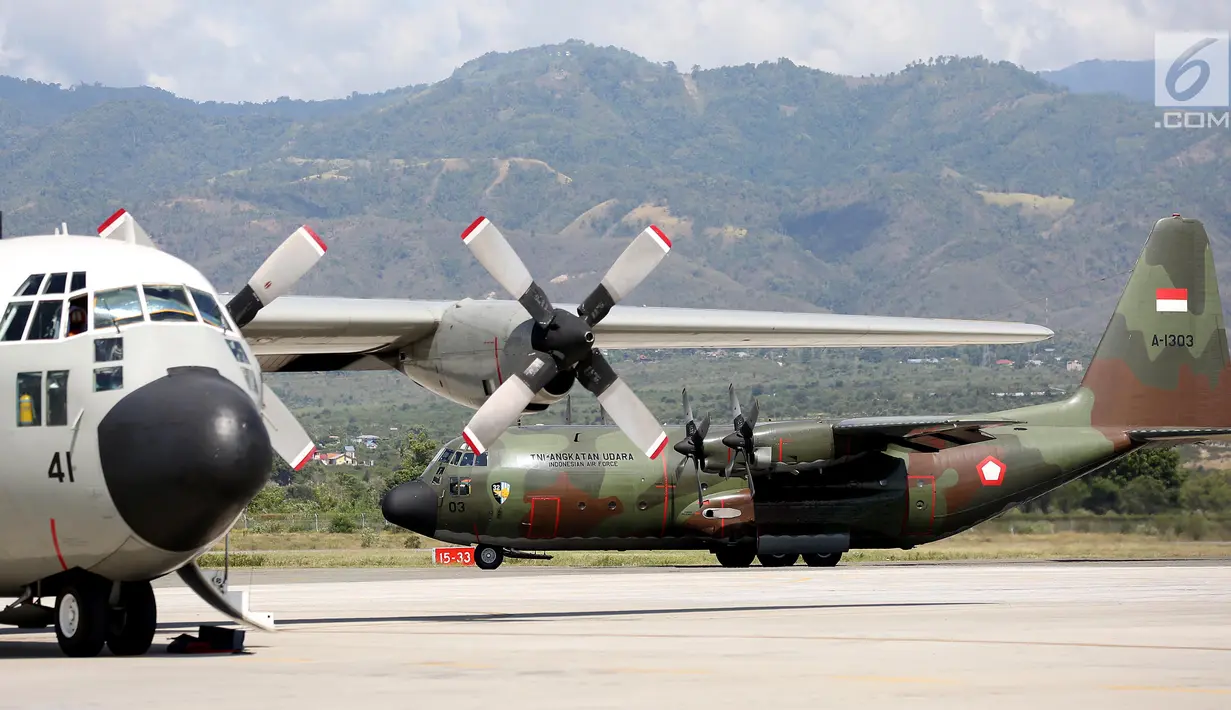 Pesawat Hercules TNI AU tujuan Makasar-Malang yang membawa warga Palu di Bandara Mutiara Sis Al-Jufri Palu, Sabtu (6/10). Ribuan warga Palu dan Donggala meninggalkan wilayah mereka yang terdampak gempa bumi dan tsunami. (Liputan6.com/Fery Pradolo)