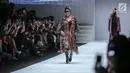 Menteri KKP, Susi Pudjiastuti memperagakan busana rancangan Anne Avantie pada Jakarta Fashion Week 2019 di Senayan City, Selasa (23/10). Tampilan Menteri Susi tampak nyentrik dengan kacamata hitam dan sepatu boots hak tinggi. (Liputan6.com/Faizal Fanani)