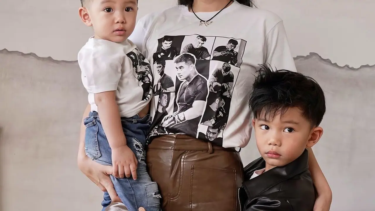 Gaya Rock 'n' Roll Tiffany Soetanto dan Kedua Putranya yang Dukung Chef Arnold Bertarung Tinju