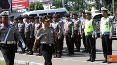 Citizen6, Kendal: Upacara yang diikuti oleh hampir 400 personil tersebut terdiri dari unsur Polri, TNI, Satpol PP, Dishub, Pramuka dan Pelajar, Satgas Ormas, SAR, Senkom dan Orari, Dishub, dan tokoh masyarakat. (Pengirim: Aryo Widiyanto)