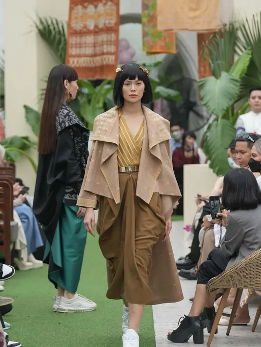 Pemilihan desainer mode dengan garis rancang berbeda dimaksudkan agar kain tenun tradisional dapat mengalami berbagai inovasi baru, serta dapat diterima oleh khalayak dengan beragam preferensi gaya.