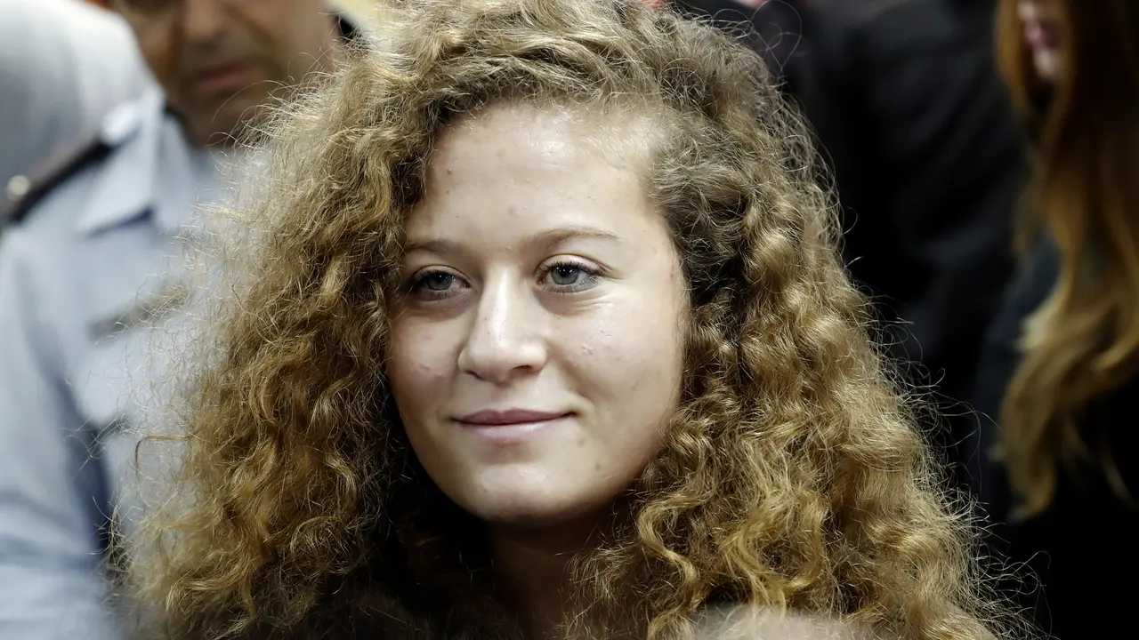 Senyum Tajam Ahmed Tamimi, Gadis Palestina Simbol Perlawanan Israel