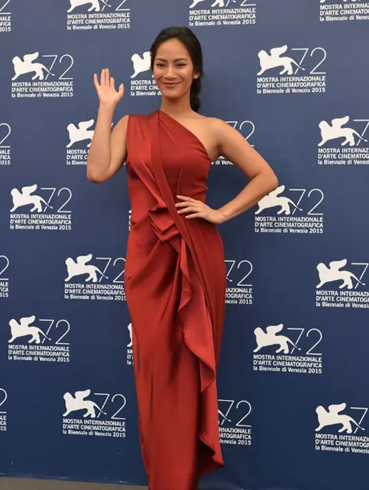 Tara Basro melambaikan tangan saat menghadiri film "A Copy of my Mind" pada Festival Film Venesia ke-72 di Italia, Jumat (11/9/2015). Tara bersama Chicco Jerikho dan sutradara Djoko Anwar hadir memperkenalkan filmnya di ajang ini. (AFP PHOTO/TIZIANA FABI)