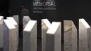 Pemandangan monumen untuk para korban COVID-19 diresmikan di gedung Senat Brasil di Brasilia, pada 15 Februari 2022. Monumen tersebut terdiri dari 27 prisma, mewakili negara bagian Brasil. Lebih dari 638 ribu orang meninggal karena COVID-19 di Brasil, menurut statistik resmi. (EVARISTO SA/AFP)