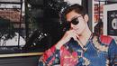 Pria berusia 25 tahun ini sering kali menggunakan kacamata hitam di berbagai kesempatan. Menggunakan kacamata dengan lensa gelap membuat bintang sinetron ini terlihat lebih trendi. (Liputan6.com/IG/@rizasyah_14)