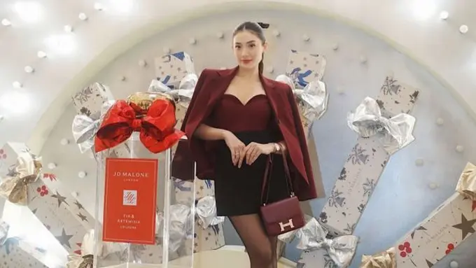 Potret Terbaru Anissa Aziza, Dipuji Cantik Bak Super Model dengan Blazer Maroon. (instagram/anissaaziza)