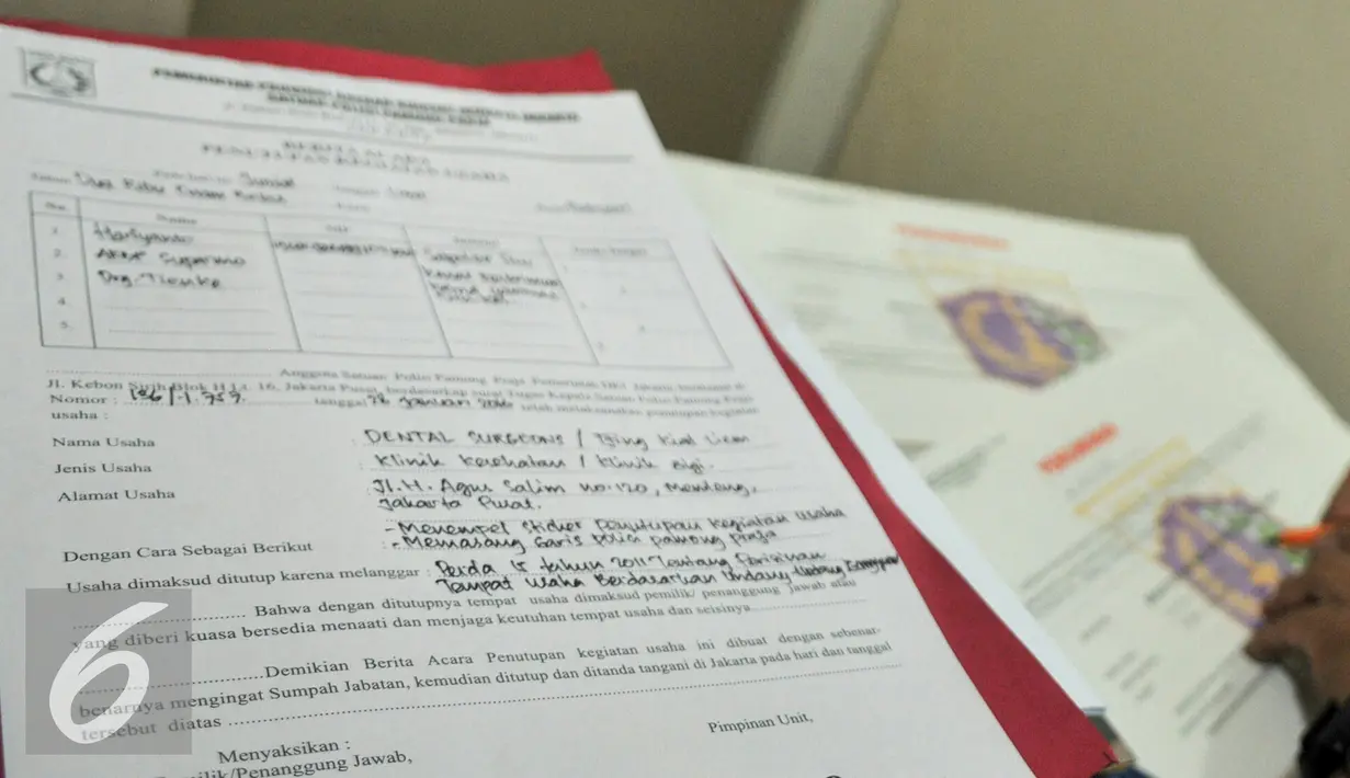 Petugas Dinkes mendata klinik kesehatan di kawasan Menteng, Jakarta, Jumat (5/2). Klinik diduga mempekerjakan tenaga kerja asing asal Jepang tanpa izin kerja di Indonesia. (Liputan6.com/Yoppy Renato)