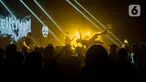 Penampilan salah satu band metal dalam konser offline di kawasan Jakarta, Minggu (22/5/2022). Konser musik offline kembali diizinkan seiring dengan pelonggaran aturan penggunaan masker di luar ruangan. (Liputan6.com/Faizal Fanani)