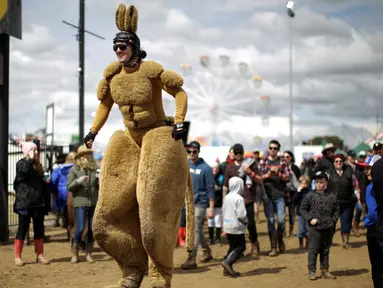 Seorang pria berkostum kangguru saat menghadiri festival Deni Ute Muster di Deniliquin, New South Wales, Australia (30/9). (REUTERS/Jason Reed)