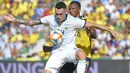 Gelandang Argentina, Lucas Ocampos, mengamankan bola dari bek Ekuador, Darioa Aimar, pada laga persahabatan di Stadion Martinez Valero, Elche, Minggu (13/10). Ekuador kalah 1-6 dari Argentina. (AFP/Jose Jordan)