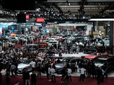 Suasana panggung mini Mercedes-Benz saat memperkenalkan AMG CLE 53 Cabriolet (merah) dalam ajang Gaikindo Indonesia International Auto Show (GIIAS) ke-32 di Indonesia Convention Exhibition (ICE), Tangerang, Banten, 23 Juli 2025. (Yasuyoshi CHIBA/AFP)