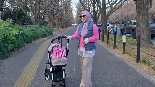 Outfit Syahrini saat Momong Anak