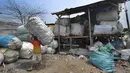 Pekerja merapikan tumpukan sampah plastik di pabrik pengolahan kawasan Kapuk, Cengkareng, Jakarta, Selasa (17/9/2019). Bisnis pengolahan sampah plastik ini membantu penanganan sampah Ibu Kota. (merdeka.com/Arie Basuki)