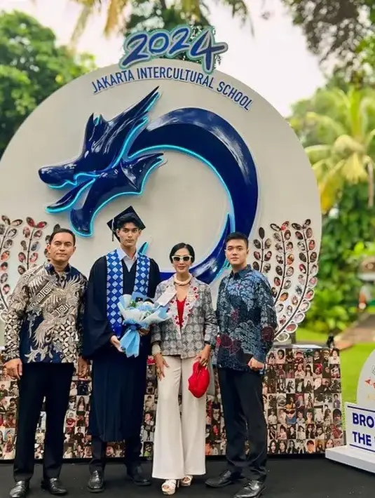 Putra Diah Permatasari, Marco baru saja lulus SMA. Ia pun tampil memesona dengan jubah dan toga hitam dipadukan inner kemeja putih serta sash birunya. [@dps_diahpermatasari]