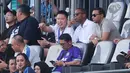 Pemilik Persik Kediri, Athur Irawan terlihat berdiskusi dengan pelatih Timnas Indonesia, Patrick Kluivert, saat menyaksikan langsung pertandingan Persita Tangerang dalam laga pekan ke-22 BRI Liga 1 di Indomilk Arena, Tangerang, pada Jumat (7/2/2025) sore WIB. (Bola.com/M Iqbal Ichsan)
