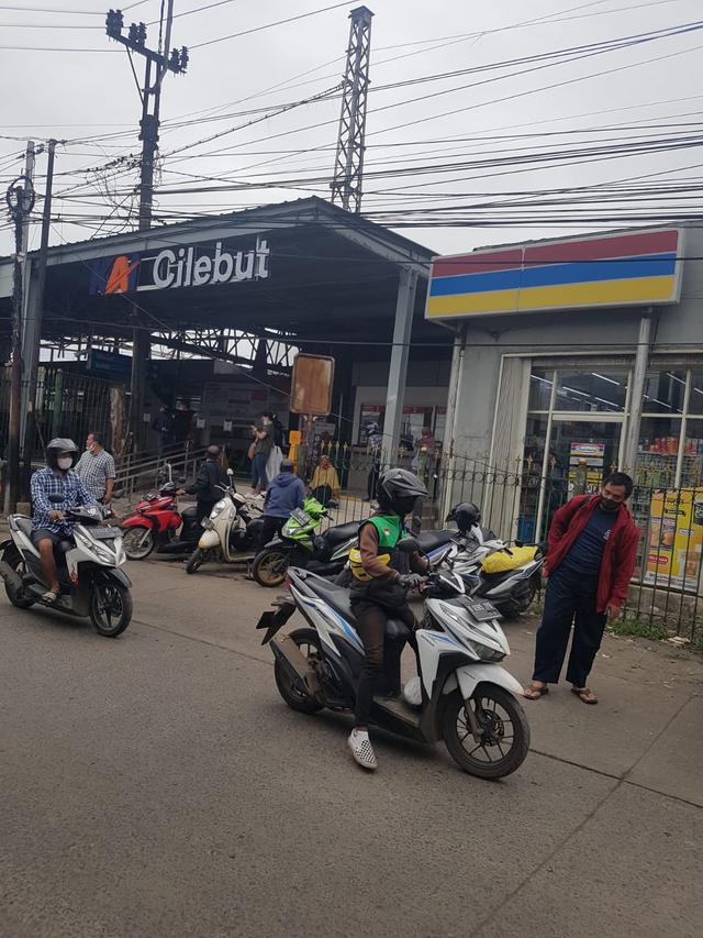 Suasana di depan Stasiun Cilebut, Kabupaten Bogor. (Istimewa)
