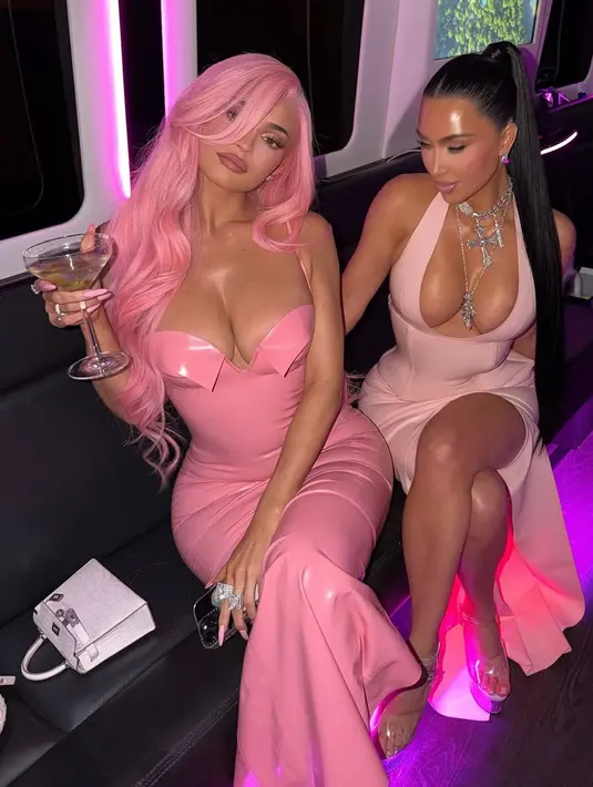Tampak Kylie membawa tas Hermes mini warna pink. Sang kakak, Kim Kardashian pun hadir dengan gaun soft pink dipadukan perhiasan silver bentuk salib. [@kyliejenner]