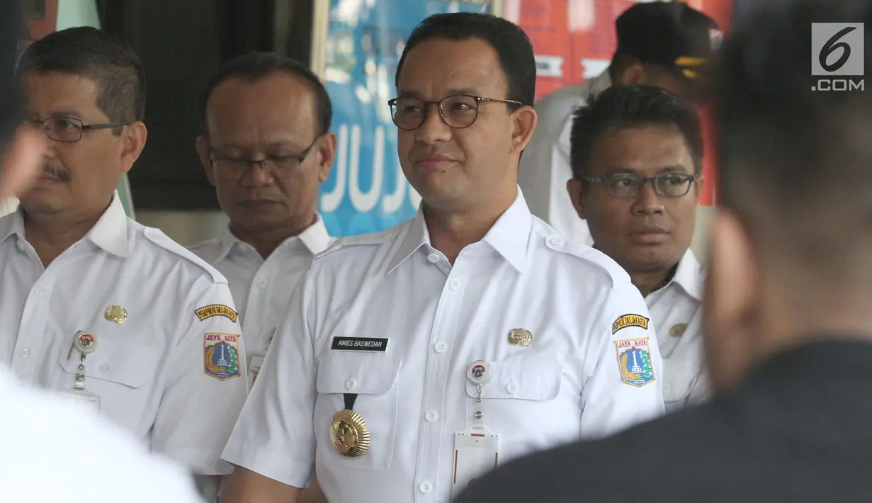 Gubernur DKI Jakarta Anies Baswedan melakukan pengecekan Daftar Pemilih Tetap (DPT) di Kelurahan Cilandak Barat, Rabu (17/10). Anies turut mengajak warga untuk melakukan pengecekan nama dalam DPT di wilayah masing-masing. (Merdeka.com/Arie Basuki)