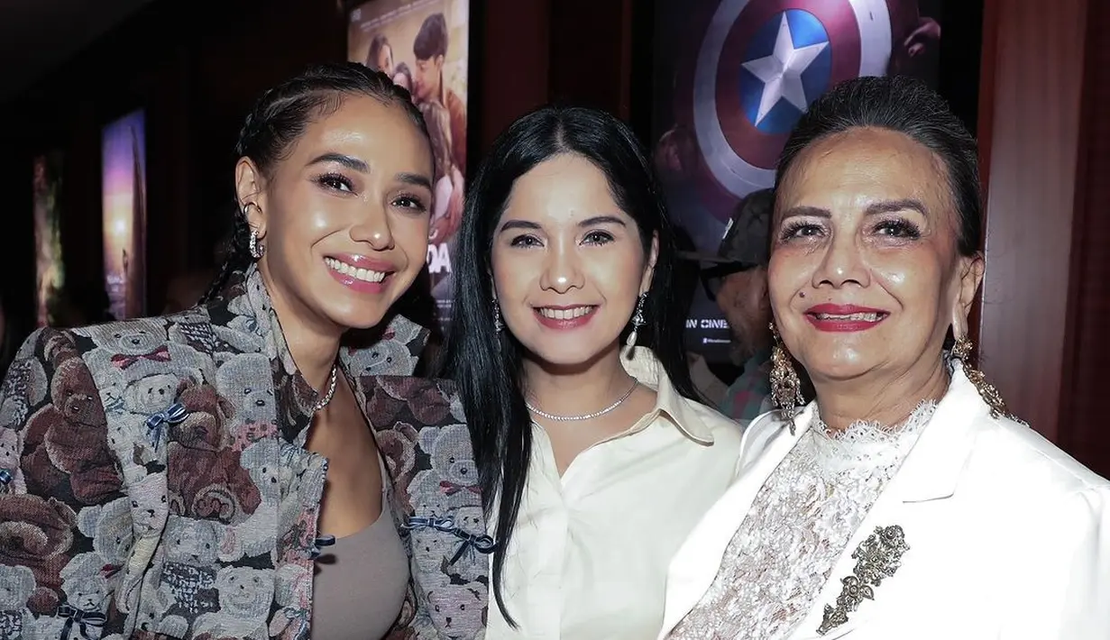 Lengkapi busana casual feminin, gaya Annisa Pohan tetap berkelas dengan anting gantung dan kalung berlian [@annisayudhoyono]
