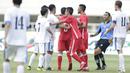 Pemain Uzbekistan bersitegang dengan pemain Bahrain pada laga PSSI Anniversary Cup 2018 di Stadion Pakansari, Senin (30/4/2018). Babak pertama  Uzbekistan 1-1 dengan Bahrain.  (Bola.com/M Iqbal Ichsan)