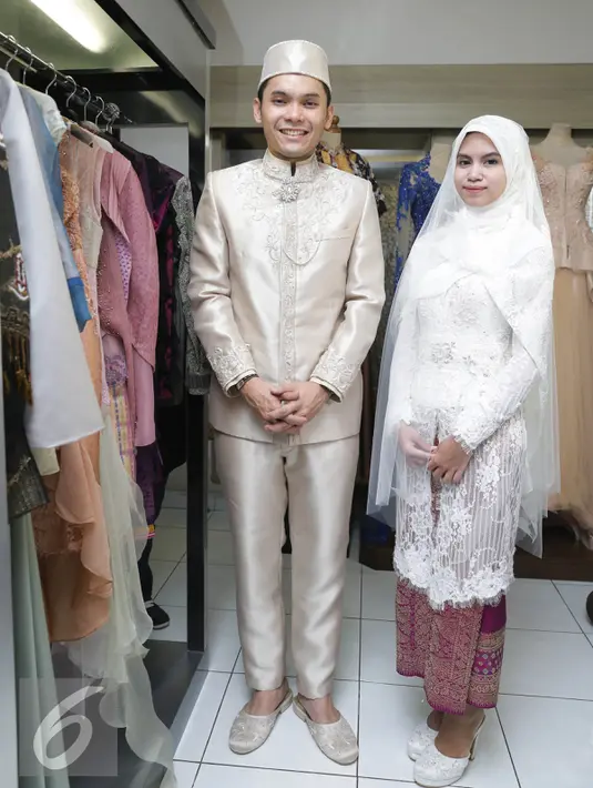Pasangan selebritis Ben Kasyafani  dan Nesyana Ayu Nabila berpose dengan baju pengantin di kawasan Kebayoran Baru, Jakarta, Rabu (27/7). Ben Kasyafani dan Nesyana Ayu Nabila lakukan fiting baju pengantin. (Liputan6.com/ Herman Zakharia)