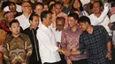 Presiden Jokowi bersalaman dengan salah satu pelaku bisnis industri kopi Tanah Air saat Ngopi Sore di Istana Bogor, Jawa Barat, Minggu (1/10). (Liputan6.com/Angga Yuniar)