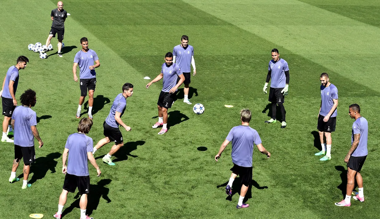 Para pemain Real Madrid saat melakukan sesi latihan di Valdebebas, Madrid, Spanyol (17/4). Real Madrid akan menantang Bayern Muenchen di leg kedua perempat final Liga Champions. (AFP Photo / Gerard Julien)