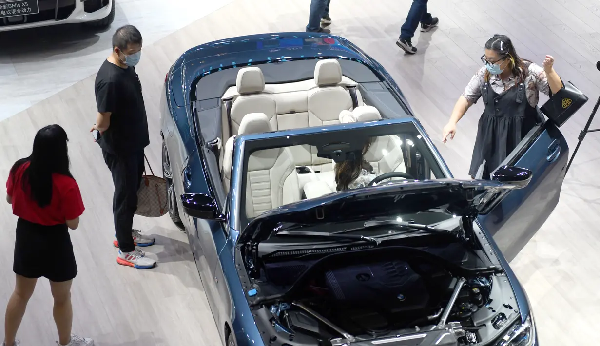 Para pengunjung mengamati kendaraan dalam Pameran Mobil Internasional Guangzhou ke-18 di China Import and Export Fair Complex di Guangzhou, China selatan (20/11/2020). Pameran dengan partisipasi dari berbagai pabrikan mobil dan pemasok suku cadang mobil internasional. (Xinhua/Lu Hanxin)