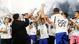 Pemain PSIM Yogyakarta mengangkat trofi juara Pegadaian Liga 2 2024/2025 setelah mengalahkan Bhayangkara FC dalam laga final yang berlangsung di Stadion Manahan, Solo, Jawa Tengah, Rabu (26/02/2025). (Bola.com/Abdul Aziz)