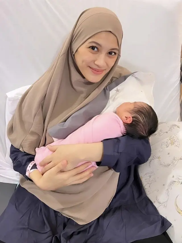 Alyssa Soebandono saat Pertama Kalinya Menggendong Putrinya