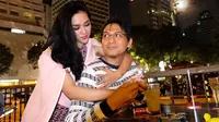 Penyanyi yang biasa dikenal dengan sebutan Syahrini KW alias Tiara Dewi akan melepas masa jandanya. Tiara akan dipersunting politisi Lucky Hakim pada 12 Desember 2016 mendatang. (Istimewa)