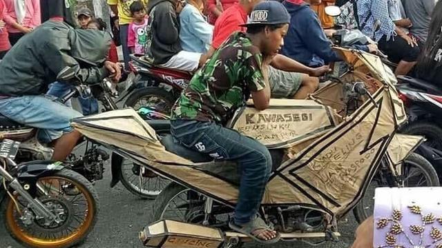 Kelewat Maksa, Begini Aksi Kocak Orang Indonesia Ingin Punya Kendaraan Mahal