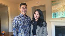 Maudy Ayunda dan Jesse Choi saat menghadiri acara formal. Jesse Choi yang berdarah Korea Selatan tampak gagah mengenakan batik. (Foto: Instagram/ jessechoi_)