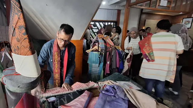Produk yang dijual di Bah Pison (Foto: Liputan6.com/Agustina Melani)