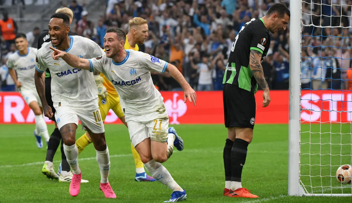 Reaksi kecewa pemain Brighton, Lewis Dunk (kanan) saat pemain Marseille, Jordan Veretout (tengah) membobol gawang timnya pada laga Grup B Liga Europa 2023/2024 di Stade Velodrome, Marseille, Prancis, Jumat (05/10/2023) dini hari WIB. Brighton tertinggal 0-2 terlebih dahulu pada babak pertama. (AFP/Nicolas Tucat)