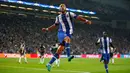 Gelandang Porto, Andre Andre melakukan selebrasi usai mencetak gol kegawang Chelsea pada laga Liga Champions di Stadion Dragao, Portugal Rabu (30/9/2015). Porto Menang atas Chelsea dengan skor 2-1. (Reuters/Matthew Childs)