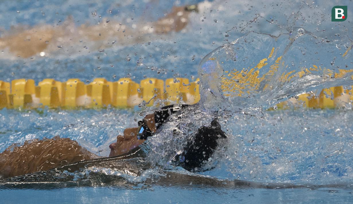 Perenang Indonesia, Jendi Pangabean, saat tampil pada Asian Para Games cabang renang nomor 100 meter gaya punggung S9 di Stadion Aquatic, Jakarta, Kamis (11/10). (Bola.com/Vitalis Yogi Trisna)