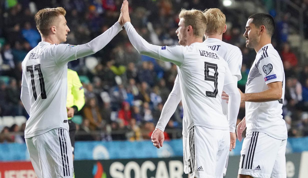 Para pemain Jerman merayakan gol yang dicetak Timo Werner ke gawang Estonia pada laga Kualifikasi Piala Eropa 2020 di Talinn, Minggu (13/10). Estonia kalah 0-3 dari Jerman. (AFP/Janek Skarzynski)