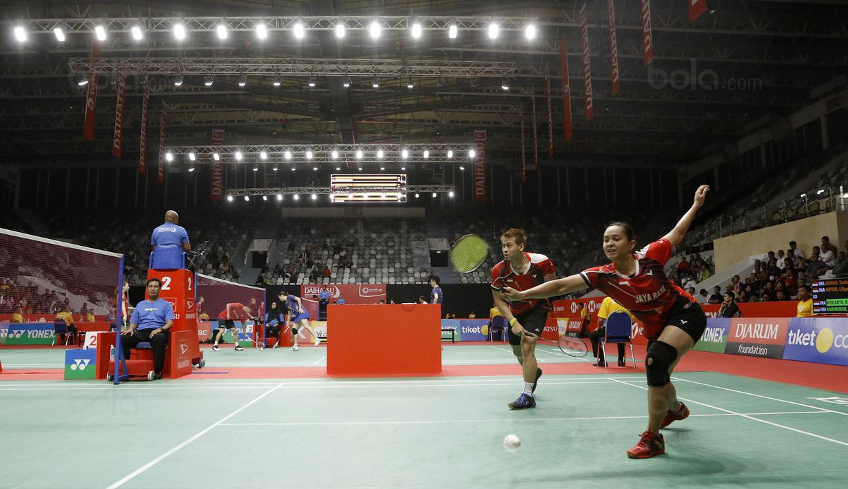 Pasangan Riky Widianto dan Masita Mahmudin saat melawan Liliyana Natsir dan Tontowi Ahmad pada laga Indonesia Masters 2018 di Istora Senayan, Selasa (23/1/2018). Liliana/Tontowi menang 23-21 dan 21-17 atas Riky/Masita. (Bola.com/M Iqbal Ichsan)